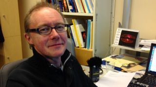 Thomas Hackman jobbar som astronom vid Helsingfors universitet. För ett och ett halvt år sedan drabbades han av ett sjukdomsanfall, och det visade sig att ... - 13-1-2296204